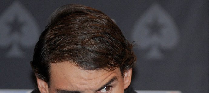Rafael Nadal se baví pokerem. I když na téhle fotce na to nevypadá