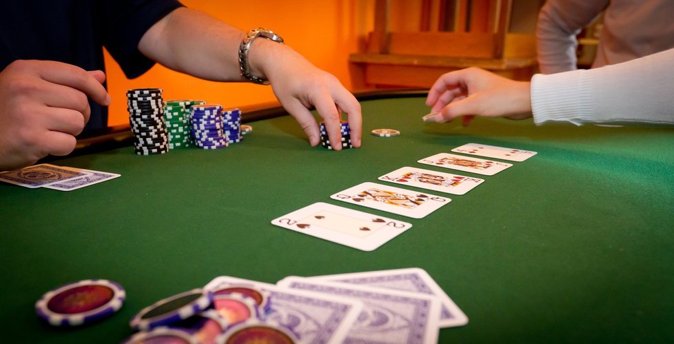 Umělá inteligence dokázala porazit skupinu profesionálních hráčů v pokeru. Teď ji čeká kariéra v Pentagonu (ilustrační foto)