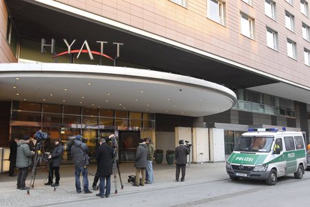 Policie a média před přepadeným hotelem Hyatt v Berlíně