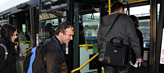 Vydělal přes sto milionů, ale Martin Staszko jede z letiště autobusem jako běžný člověk