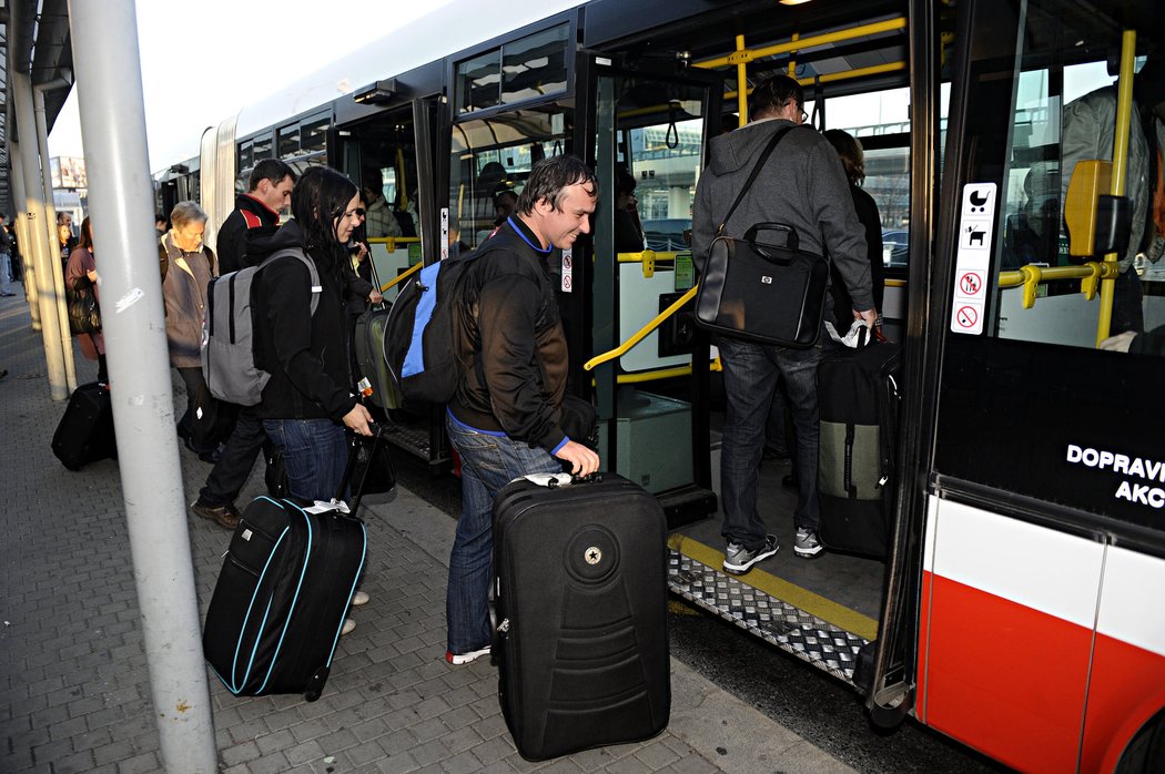 Vydělal přes sto milionů, ale Martin Staszko jede z letiště autobusem jako běžný člověk