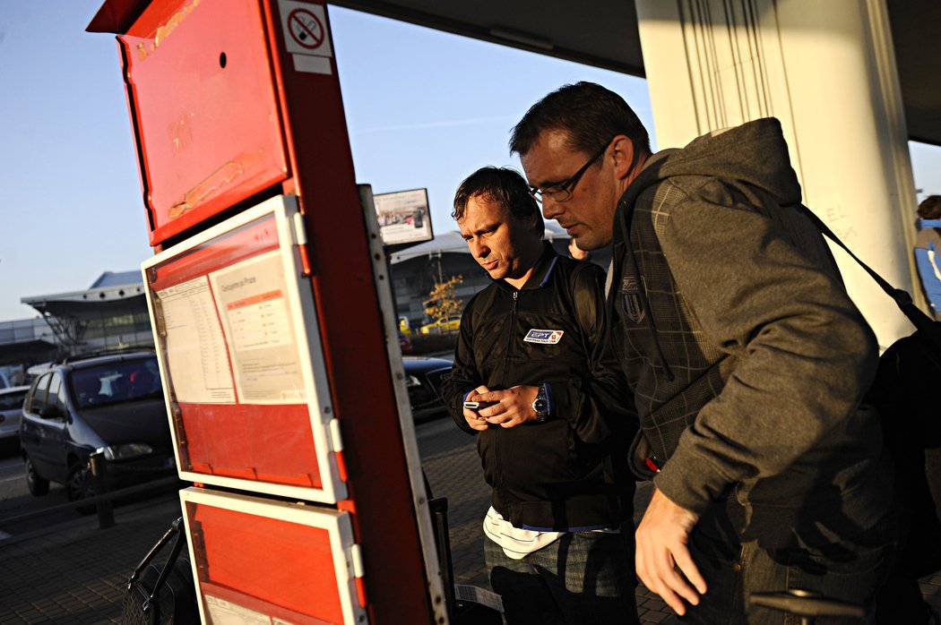 Druhý muž finále WSOP Martin Staszko (vlevo) se dívá, v kolik mu z letiště jede autobus