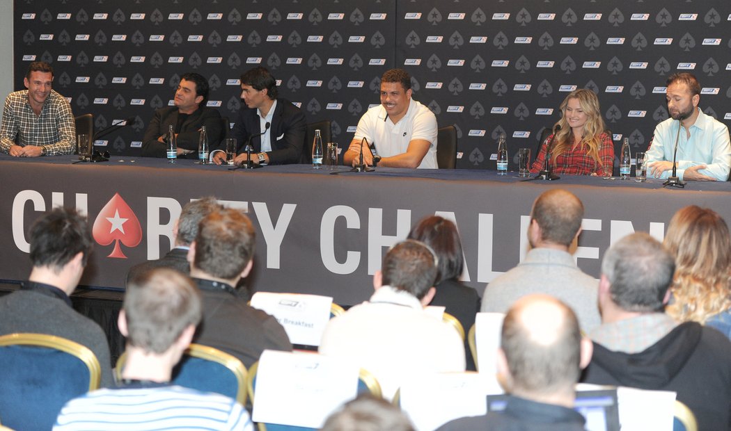 Všechny hvězdy charitativního pokerového turnaje v Praze na tiskové konferenci