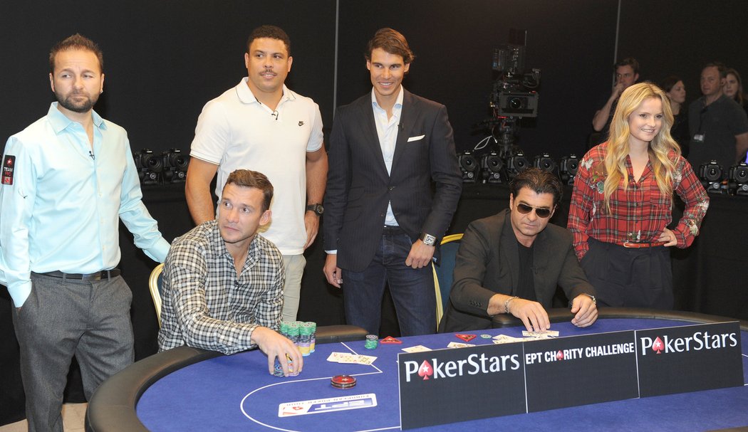 Hvězdy pokerového turnaje v Praze se musely nejdřív mnohokrát vyfotit, až poté usedly ke stolu