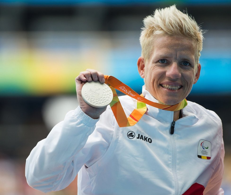 Marieke Vervoortová se svou stříbrnou paralympijskou medailí z Ria