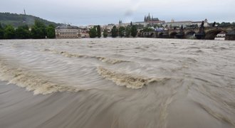 Povodeň už odložila Primátorky, ničí kanoisty, tenisty i atlety