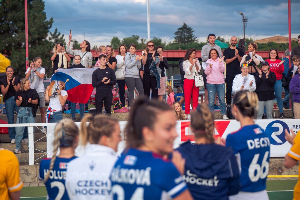 České pozemní hokejisty ženou na domácím mistrovství Evropy i fanoušci