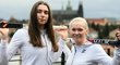 České pozemní hokejistky Kateřina Topinková (vlevo) a Kateřina Laciná budou s ženskou reprezentací bojovat v Indii o účast na olympiádě v Paříži