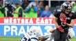 Jan Tesař z Prague Black Panthers se probijí mezi obránci ve finále Czech Bowlu