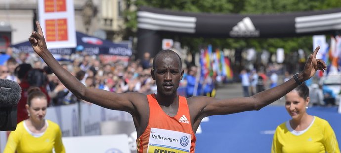 Pražský mezinárodní maraton vyhrál 12. května Nicholas Kemboi z Kataru. Časem 2:08:51 zaostal za tři roky starým traťovým rekordem o více než tři minuty.