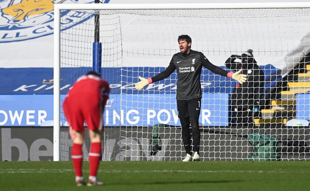 Alisson Becker (v pozadí) reaguje na nevydařenou koncovku Liverpoolu v zápase s Leicesterem