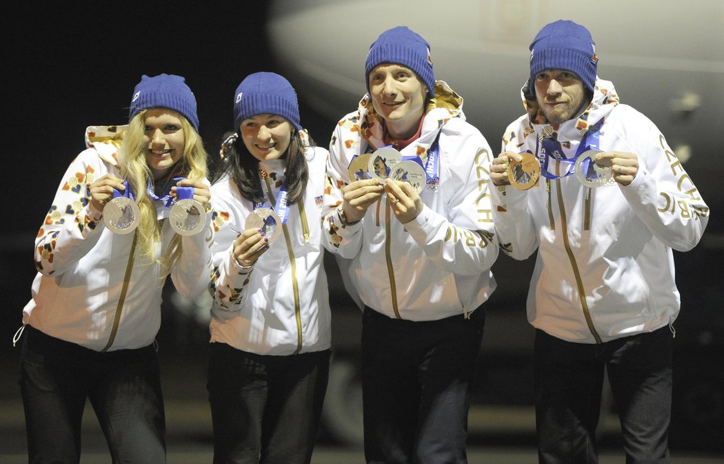 Skvělí čeští biatlonisté přiletěli v pondělí večer do Česka. Zleva Gabriela Soukalová, Veronika Vítková, Ondřej Moravec a Jaroslav Soukup