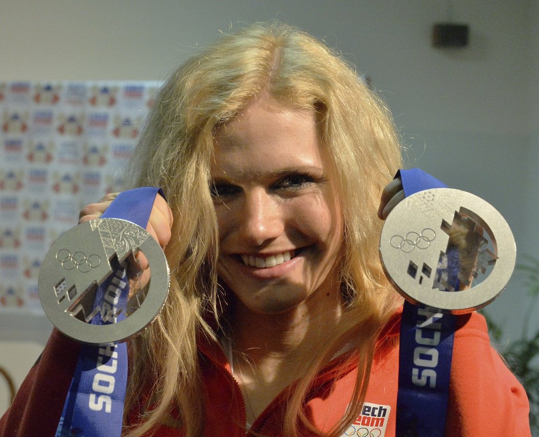 Gabriela Soukalová ukazuje své medaile po příletu z olympiády