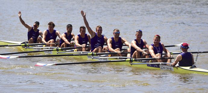 Osmiveslice Dukly Praha potvrdila roli favorita a po čtyřicáté za sebou vyhrála Primátorky. K jubilejnímu triumfu ve 106. ročníku tradiční regaty na Vltavě pomohl pětinásobný mistr světa Ondřej Synek.