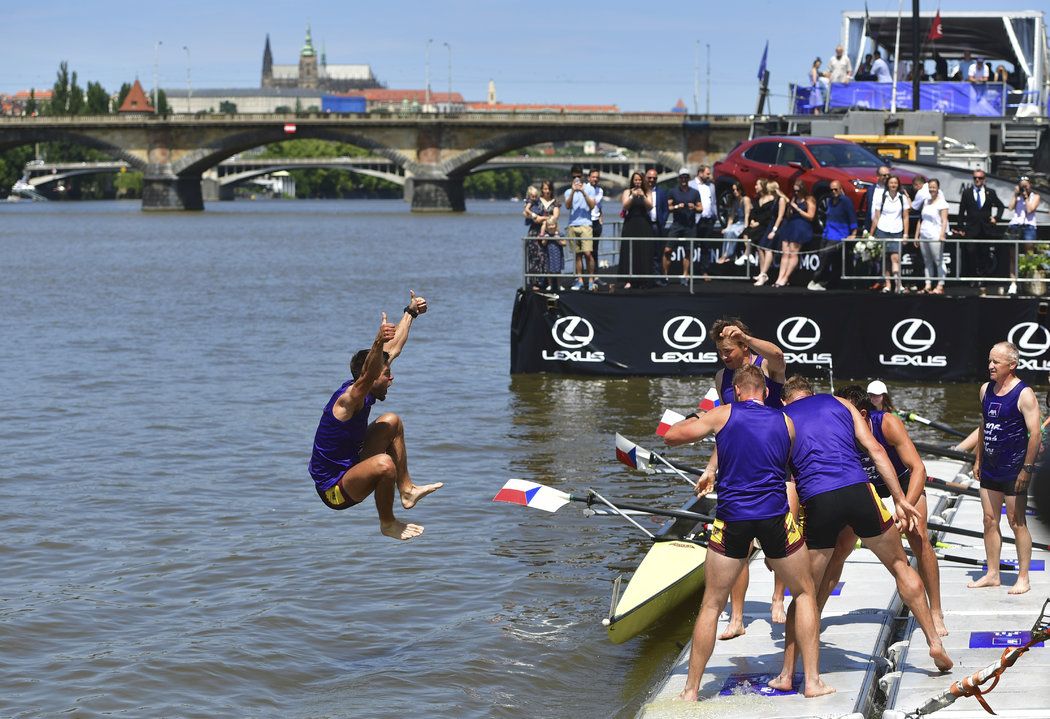 Osmiveslice Dukly Praha potvrdila roli favorita a po čtyřicáté za sebou vyhrála Primátorky. K jubilejnímu triumfu ve 106. ročníku tradiční regaty na Vltavě pomohl pětinásobný mistr světa Ondřej Synek.