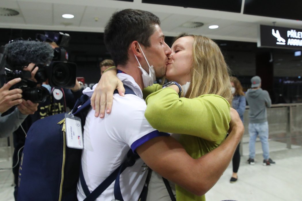 Nejlepšího olympijského kajakáře přivítal polibek od manželky