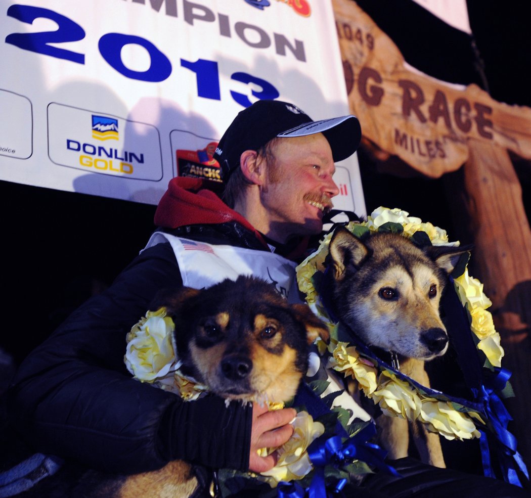Třiapadesátiletý mašér Mitch Seavey se svým vedoucím psem Tannerem (vlevo) a Taurusem pózuje fotografům v cíli legendárního závodu Iditarod