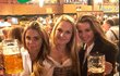 Inna Puhajková (vpravo) si vyrazila s kamarádkami na pivní Oktoberfest do Mnichova. Chutnalo jí!