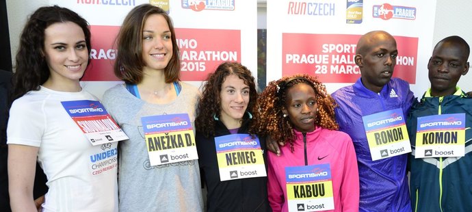 Česká atletka Anežka Drahotová (druhá zleva) pózuje před startem pražského půlmaratonu