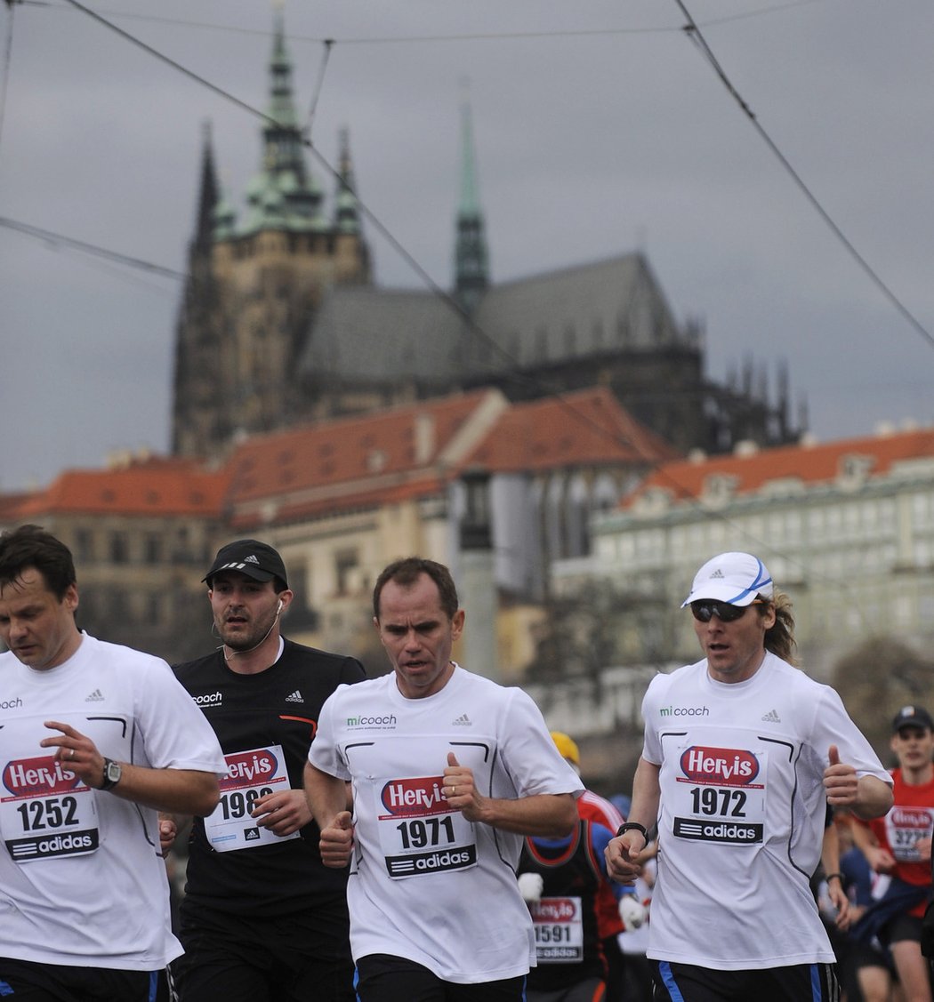Bývalý český reprezentant Pavel Nedvěd na trati Pražského půlmaratonu.
