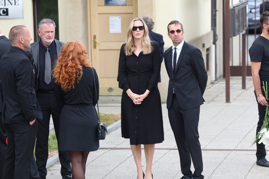 Zdrcený Radek Štěpánek dorazil na pohřeb svého bývalého kouče a velkého kamaráda Marka Všetíčka po boku manželky Nicole Vaidišové