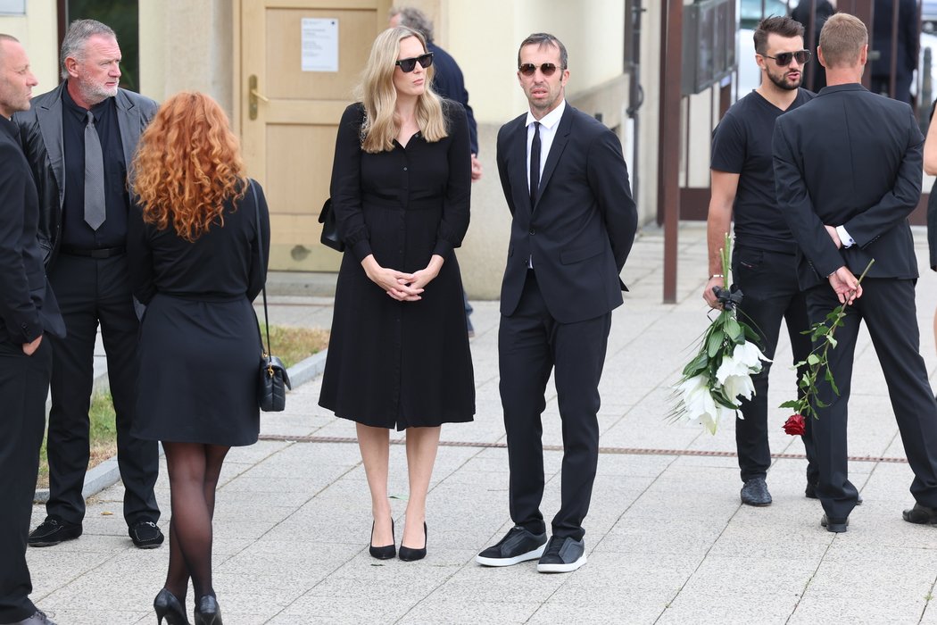 Zdrcený Radek Štěpánek dorazil na pohřeb svého bývalého kouče a velkého kamaráda Marka Všetíčka po boku manželky Nicole Vaidišové. V pozadí hokejový brankář Petr Mrázek (vpravo)