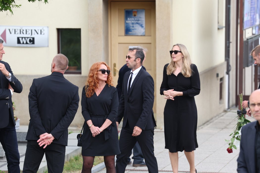 Zdrcený Radek Štěpánek dorazil na pohřeb svého bývalého kouče a velkého kamaráda Marka Všetíčka po boku manželky Nicole Vaidišové