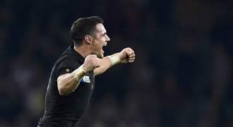 Svět se poklonil. Carter vykopal zlato a v All Blacks skončil