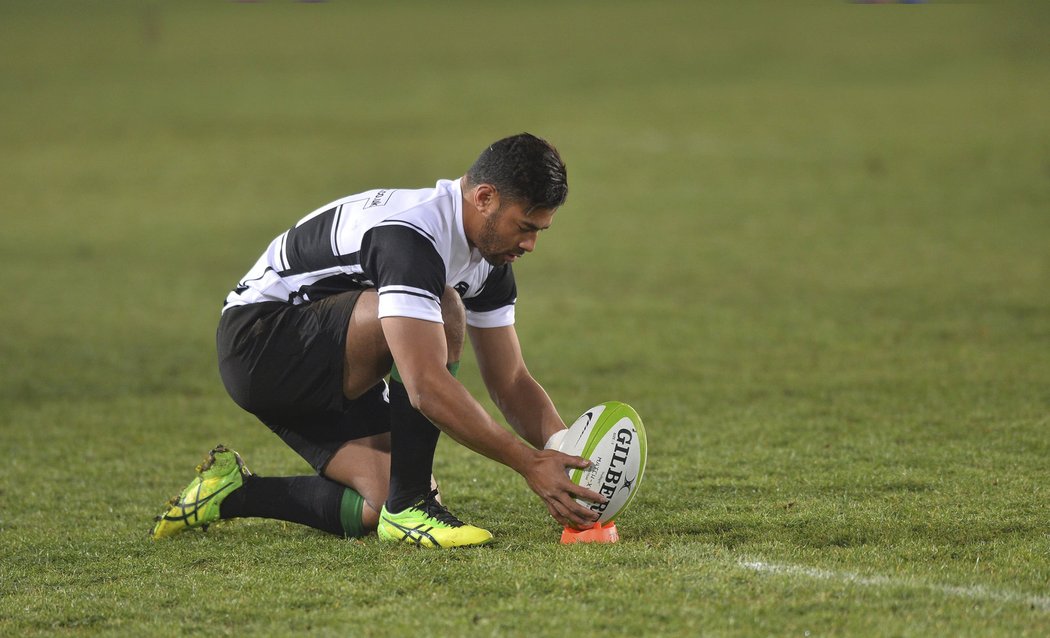 Richard Mo&#39;unga z týmu Barbarians si staví míč v zápase s českou reprezentací