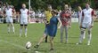 Pražská primátorka Adriana Krnáčová provádí čestný výkop před exhibičním zápasem českých ragbistů proti Novému Zélandu