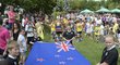 Malí ragbisté s novozélendskou vlajkou před exhibičním utkání české reprezentace na hřišti Tatry Smíchov