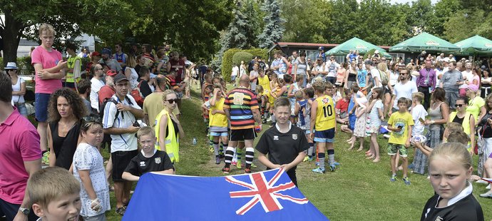 Malí ragbisté s novozélendskou vlajkou před exhibičním utkání české reprezentace na hřišti Tatry Smíchov