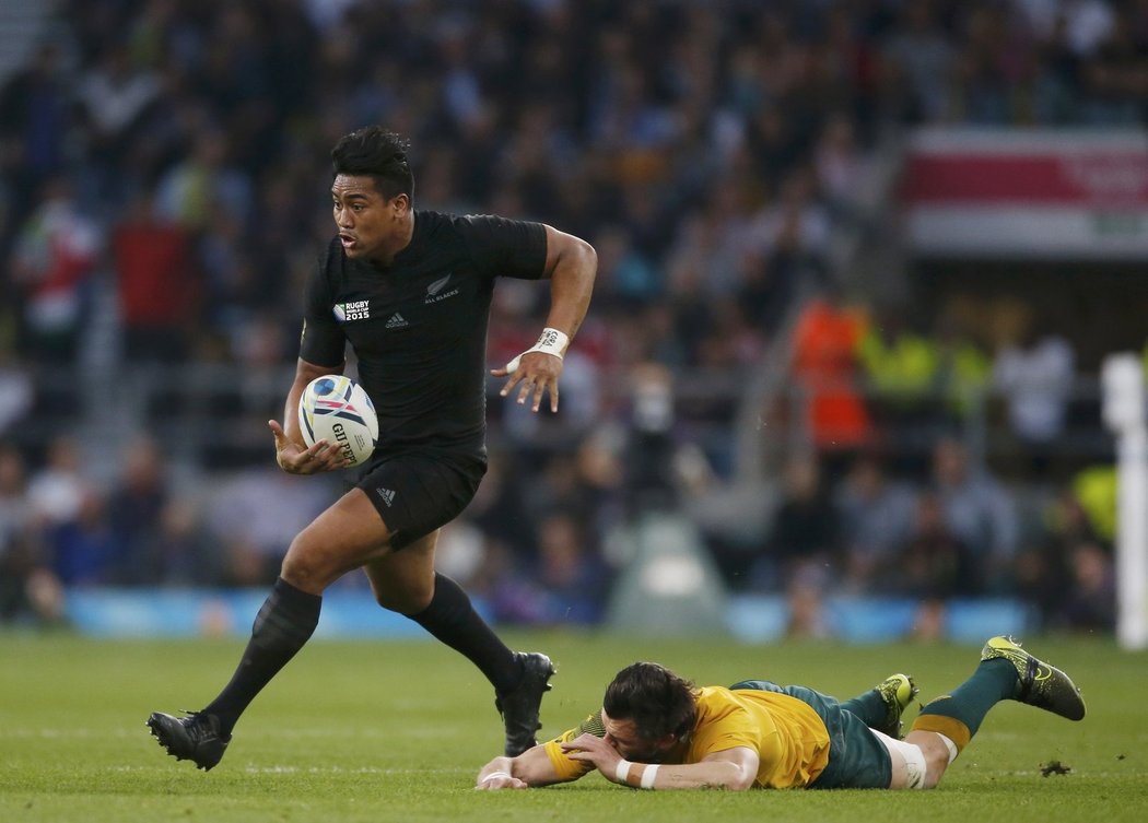 Julian Savea z Nového Zélandu po hřišti takřka létal