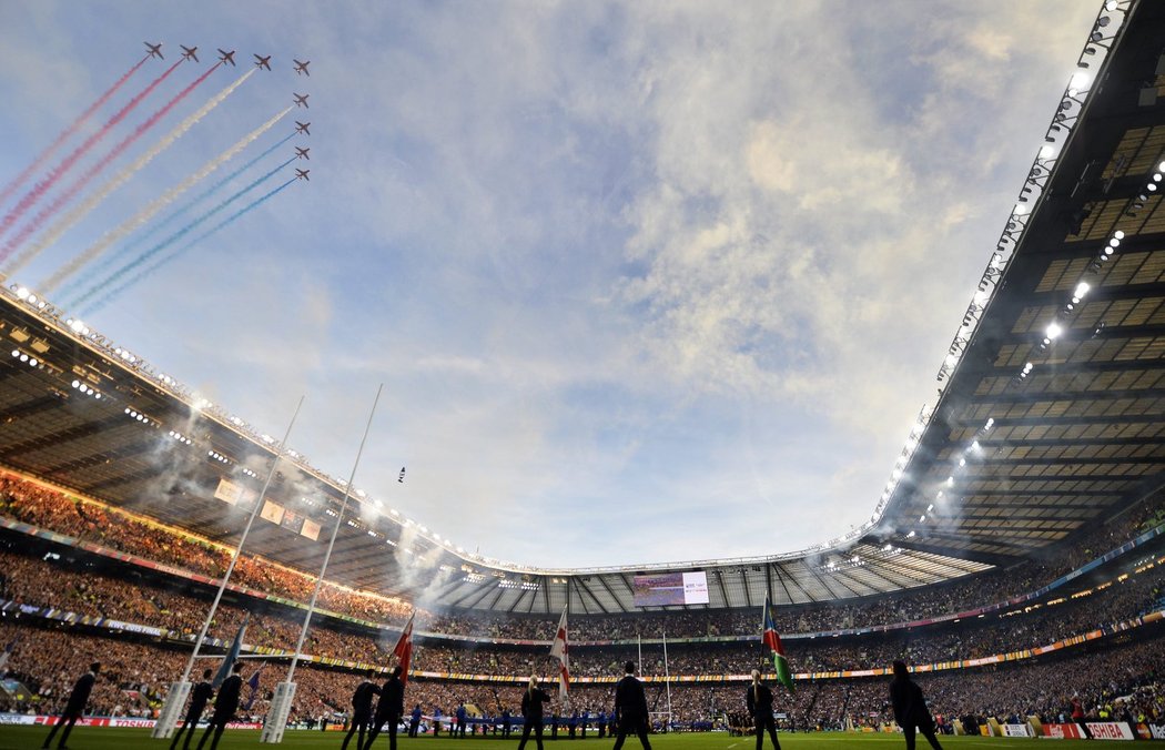 Nad slavným stadionem Twickenham přelétly před startem finále MS v ragby i tryskáče