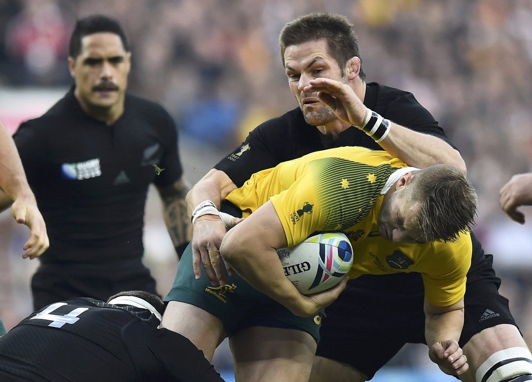 Kapitán All Blacks Richie McCaw v akci