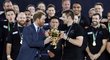 Prince Harry předává kapitánovi Nového Zélandu vítěznou trofej