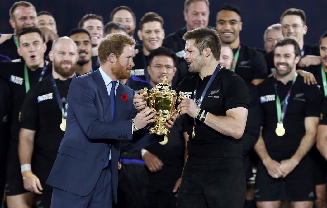 Prince Harry předává kapitánovi Nového Zélandu vítěznou trofej