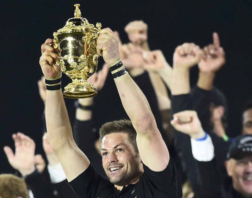 Kapitán All Blacks Richie McCaw slaví titul mistra světa v ragby