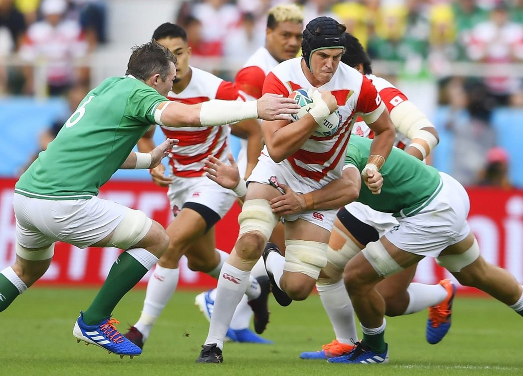 Japonci v utkání skupiny A hraném na Shizuoka Stadium Ecopa porazili Irsko, aktuálně první tým světového žebříčku, 19:12, když otočili skóre z 0:12.