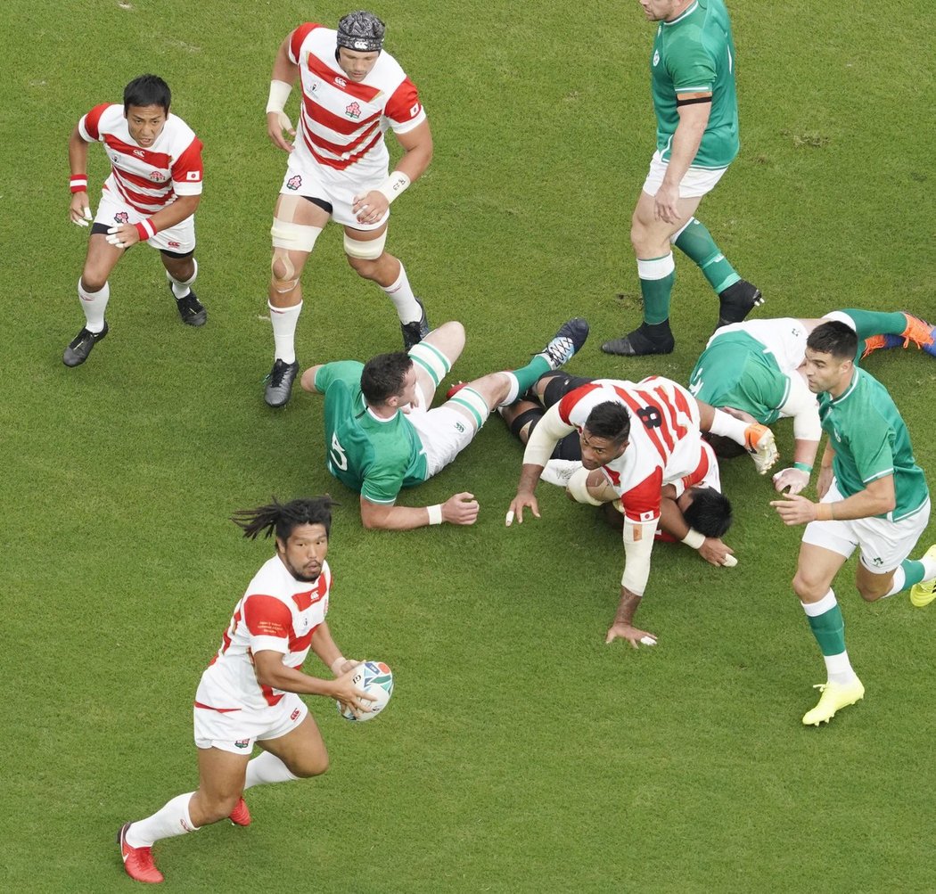 Japonci v utkání skupiny A hraném na Shizuoka Stadium Ecopa porazili Irsko, aktuálně první tým světového žebříčku, 19:12, když otočili skóre z 0:12.