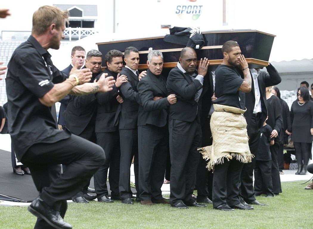 Rakev s Jonahem Lomu pomalu opouští stadion Eden Park a bývalí spoluhráči se loučí s parťákem poslední hakou...