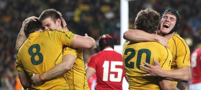 Australští ragbisté se radují v zápase s Walesem, ve kterém získali na mistrovství světa bronzové medaile. Vlevo Ben McCalman