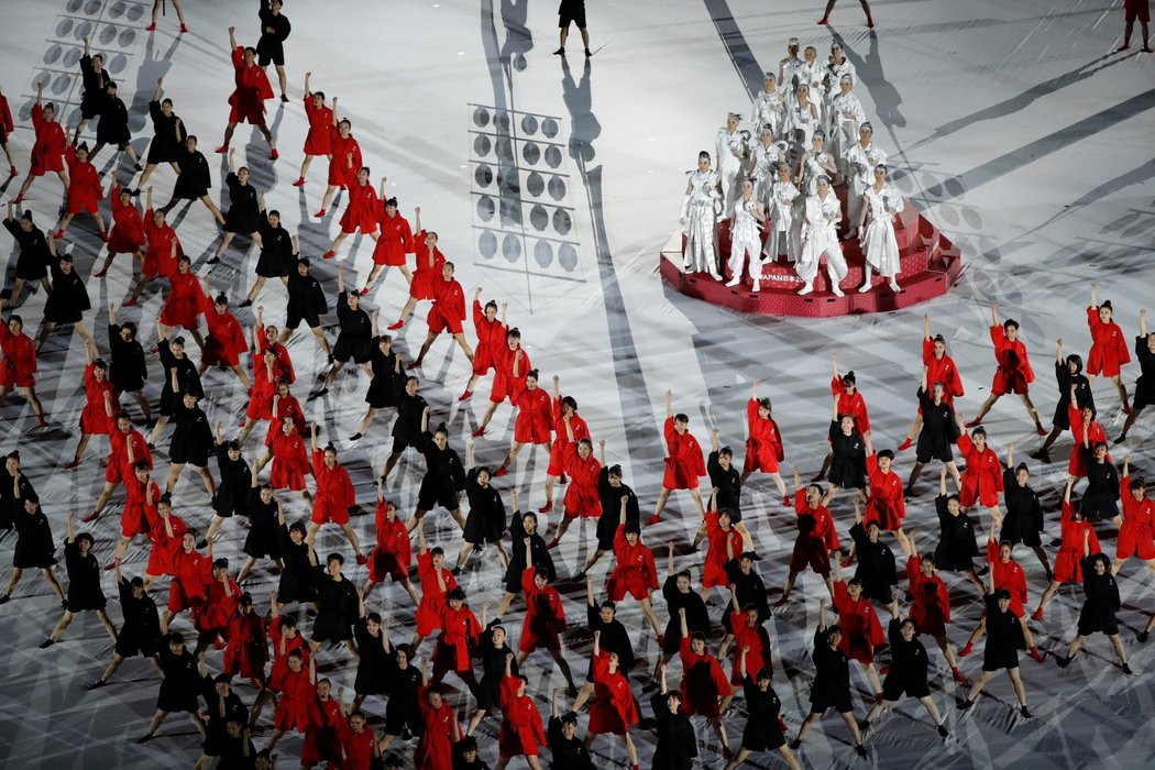 Úvodnímu duelu na mistrovství světa v ragby v Japonsku předcházelo obří slavnostní ceremoniál s parádní show