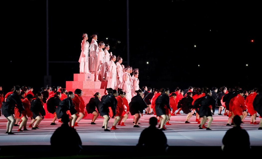 Úvodnímu duelu na mistrovství světa v ragby v Japonsku předcházelo obří slavnostní ceremoniál s parádní show