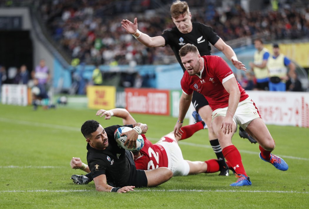 Richie Mo&#39;unga pokládá pětku All Blacks