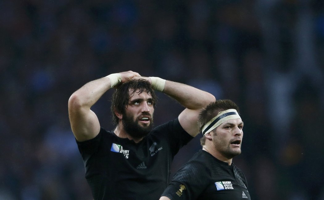 Zklamaní Novozélanďané Richie McCaw a Samuel Whitelock (vlevo) v semifinále mistrovství světa s JAR