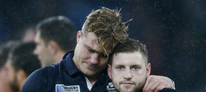 Smutní skotští ragbisté Richie Vernon a Finn Russell po čtvrtfinálové prohře s Austrálií