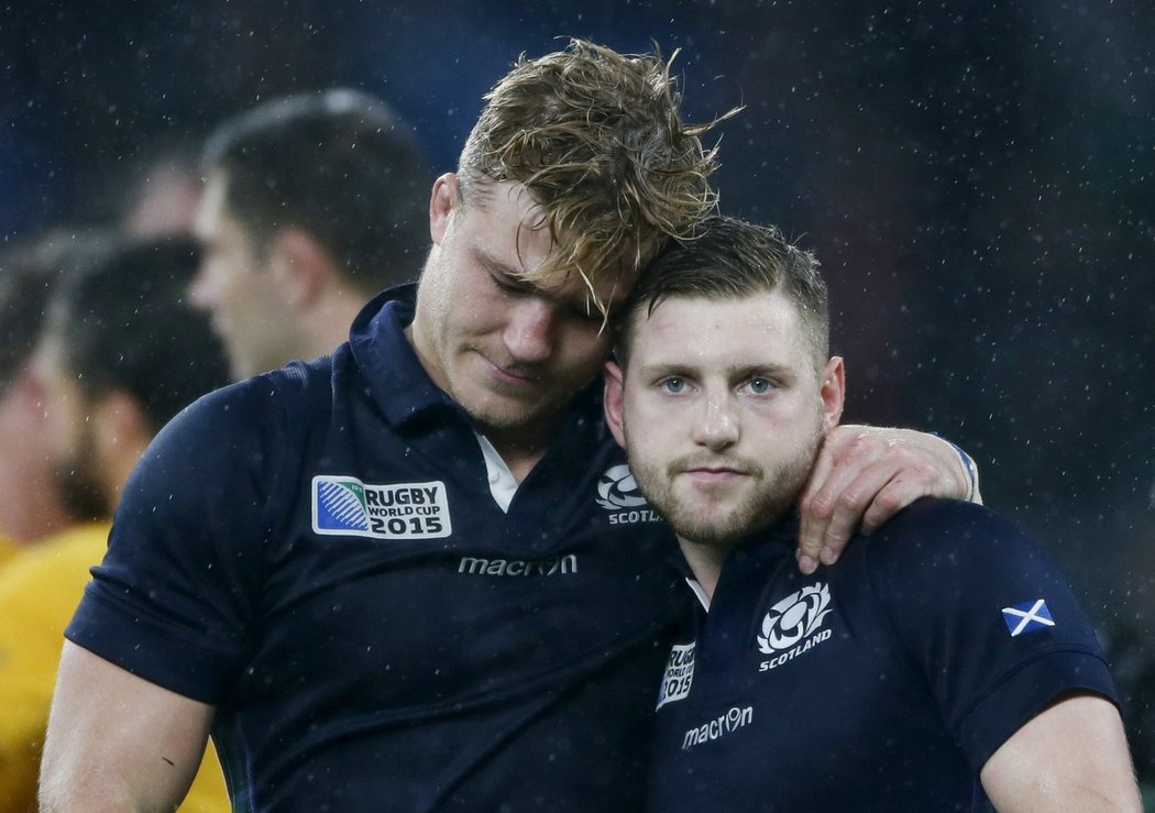 Smutní skotští ragbisté Richie Vernon a Finn Russell po čtvrtfinálové prohře s Austrálií