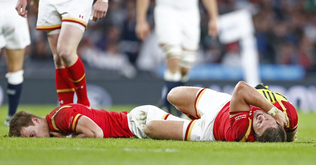 Liam Williams a Dan Biggar skončili na zemi během zápasu s Anglií. Biggar ve čtvrtečním zápase s Fidži chybět nebude, Williams kvůli otřesu mozku hrát nemůže