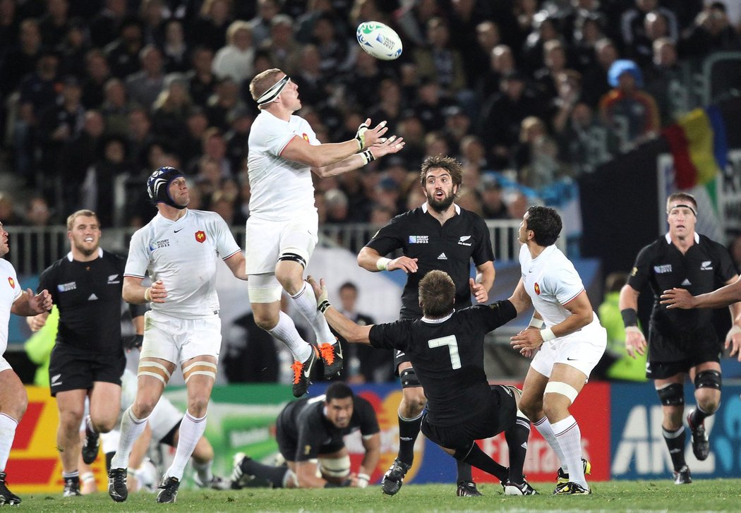 Richie McCaw chytá letící balon.